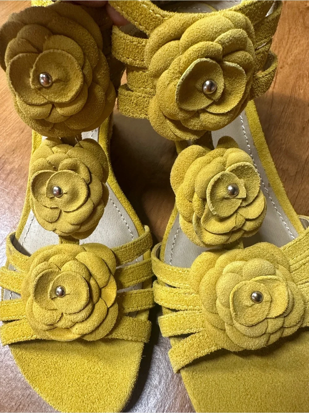 Kenneth cole Women’s Yellow Suede Wedge Sandals with Floral Detail size 7.5